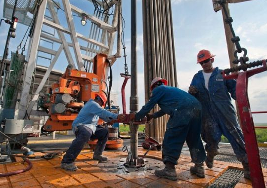 防爆葫蘆石油行業(yè)應(yīng)用圖