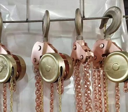 檢修工人使用防爆手拉葫蘆吊裝起鐵路防護(hù)柵欄