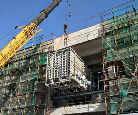 污水處理廠利用防爆手拉葫蘆向廠房?jī)?nèi)吊裝關(guān)鍵設(shè)備